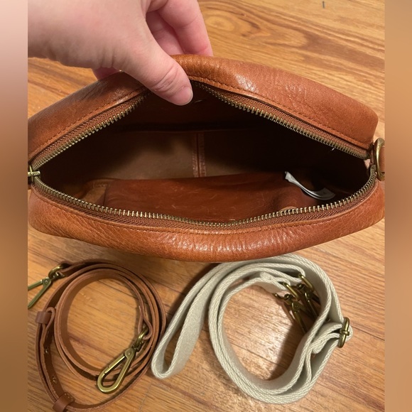 Madewell Classic Transport Camera Bag (the lager size) English Saddle - Picture 4 of 6